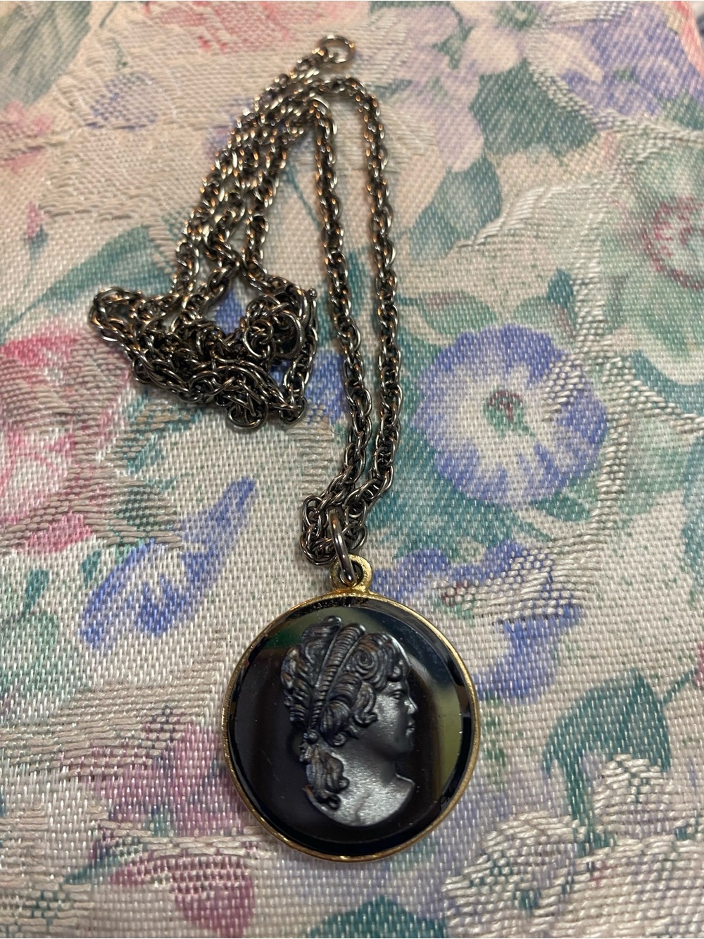 18.5 inch chain +cameo pendant